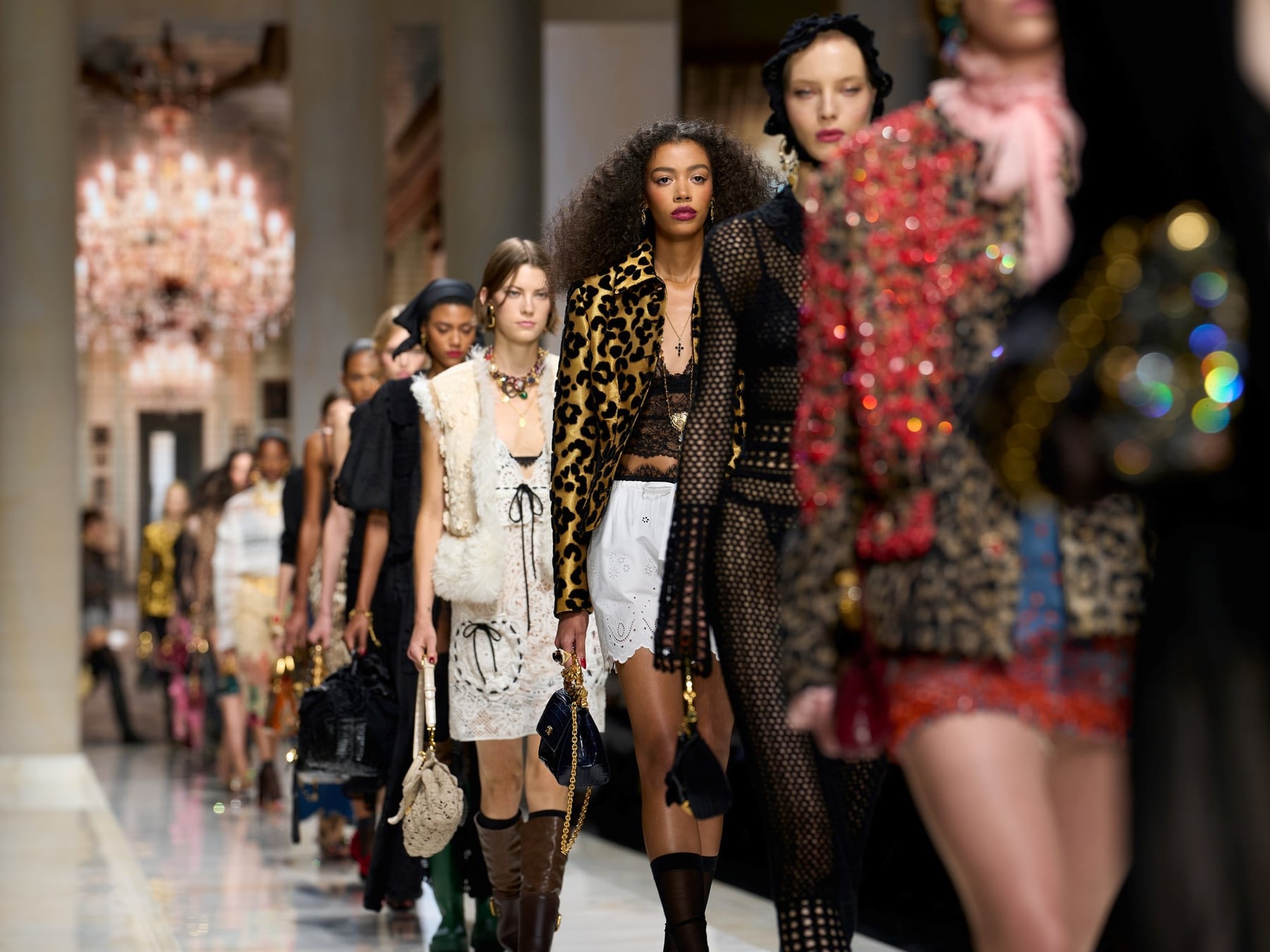 Milán cerró su semana de la moda con brillo, sensualidad y un mapa variadísimo de siluetas para la próxima primavera-verano 2027