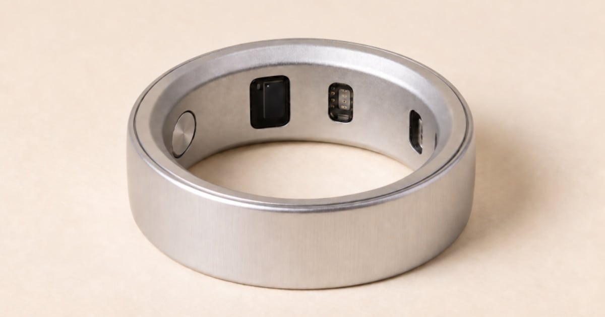 Un anillo que cabe en un dedo y te conecta con cinco asistentes de inteligencia artificial a la vez