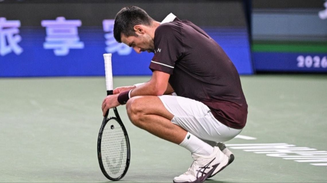 La batería le duró un set y medio: Djokovic se quedó sin nafta en Shanghái y ahora depende de un milagro en París