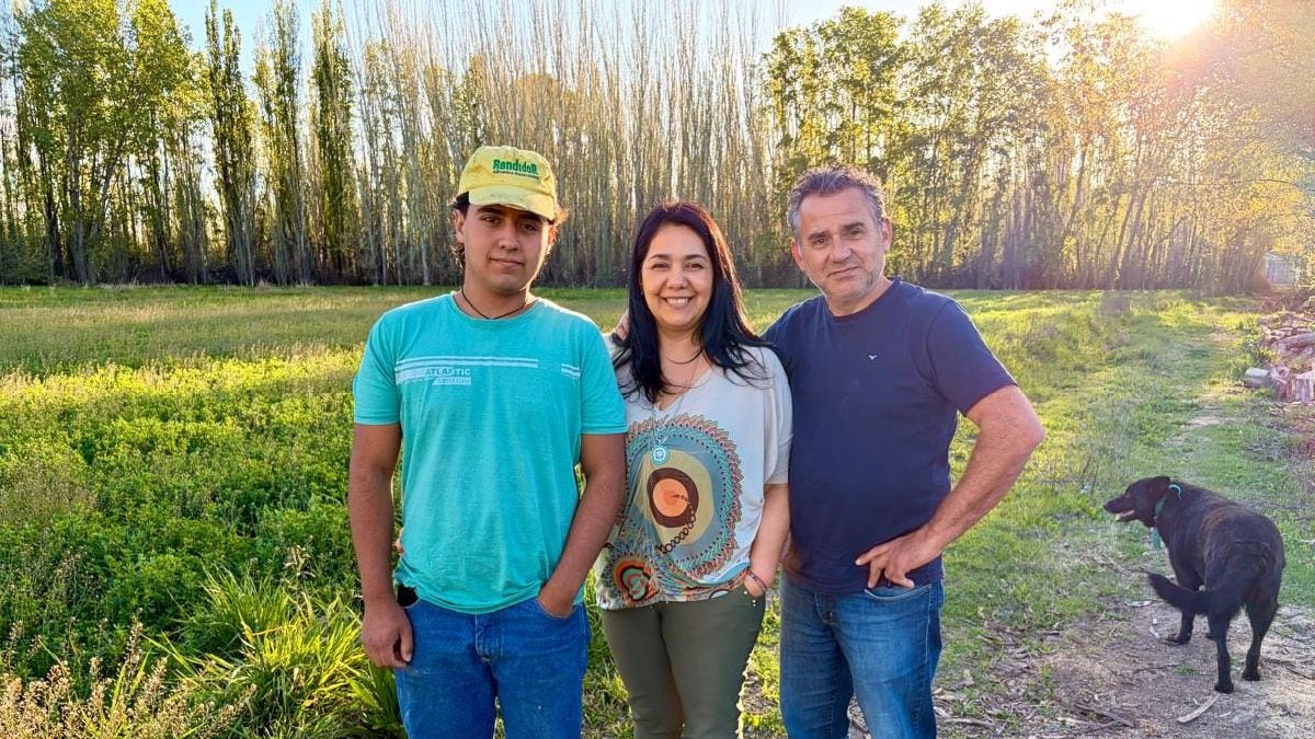 La decisión de volver a la tierra: una pareja de Centenario sostiene a pulmón la chacra que soñaron criar