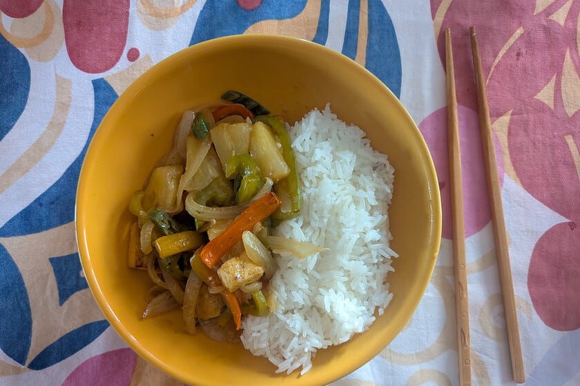 Tofu agridulce con piña: el salteado que la industria china nunca te quiso contar