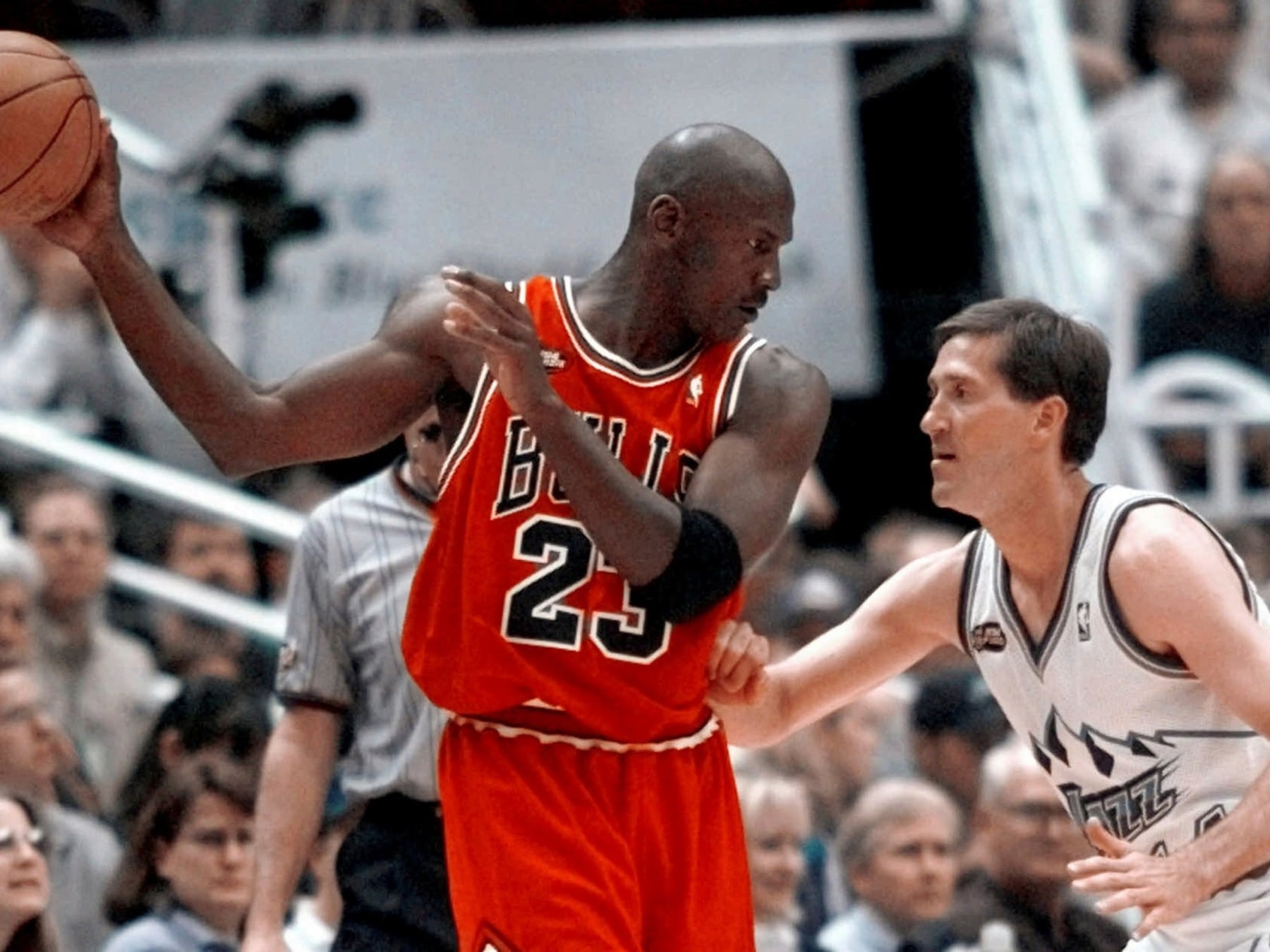Una camiseta de Jordan de las Finales del 98 bate el récord del básquet y se paga 14 millones de dólares