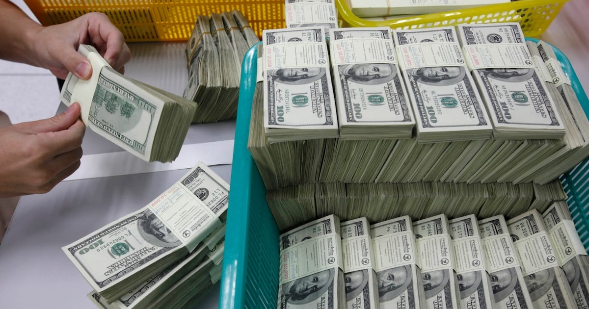 El peso recupera terreno frente al dólar oficial y se aleja de los $1.600 en los principales bancos públicos