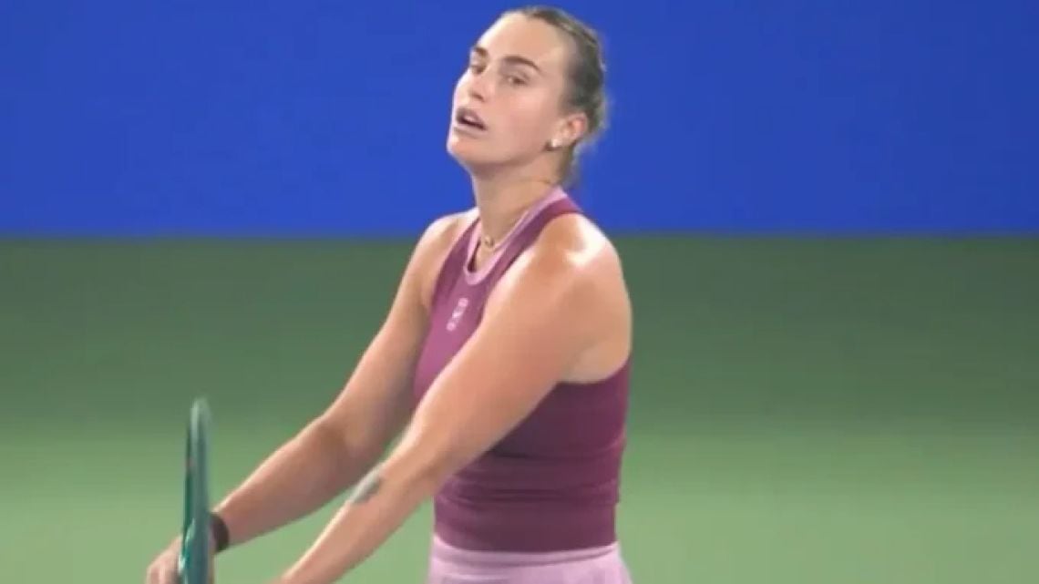 La caída de la reina de Wuhan: Sabalenka se quedó afuera en su debut y Ann Li aprovechó el momento