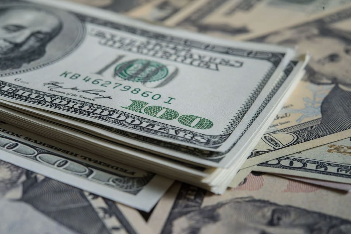 El techo de la banda cambiaria para noviembre quedó cerca de los $1.989 y el mayorista se mantiene a más del 27% de ese límite