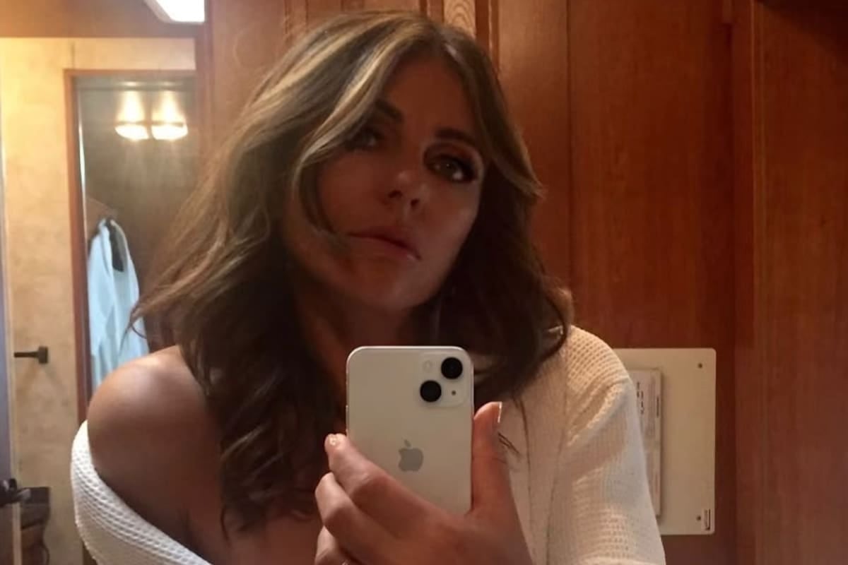 Elizabeth Hurley arrancó el rodaje de la segunda temporada de The Burbs y un anillo en su mano izquierda desató comentarios