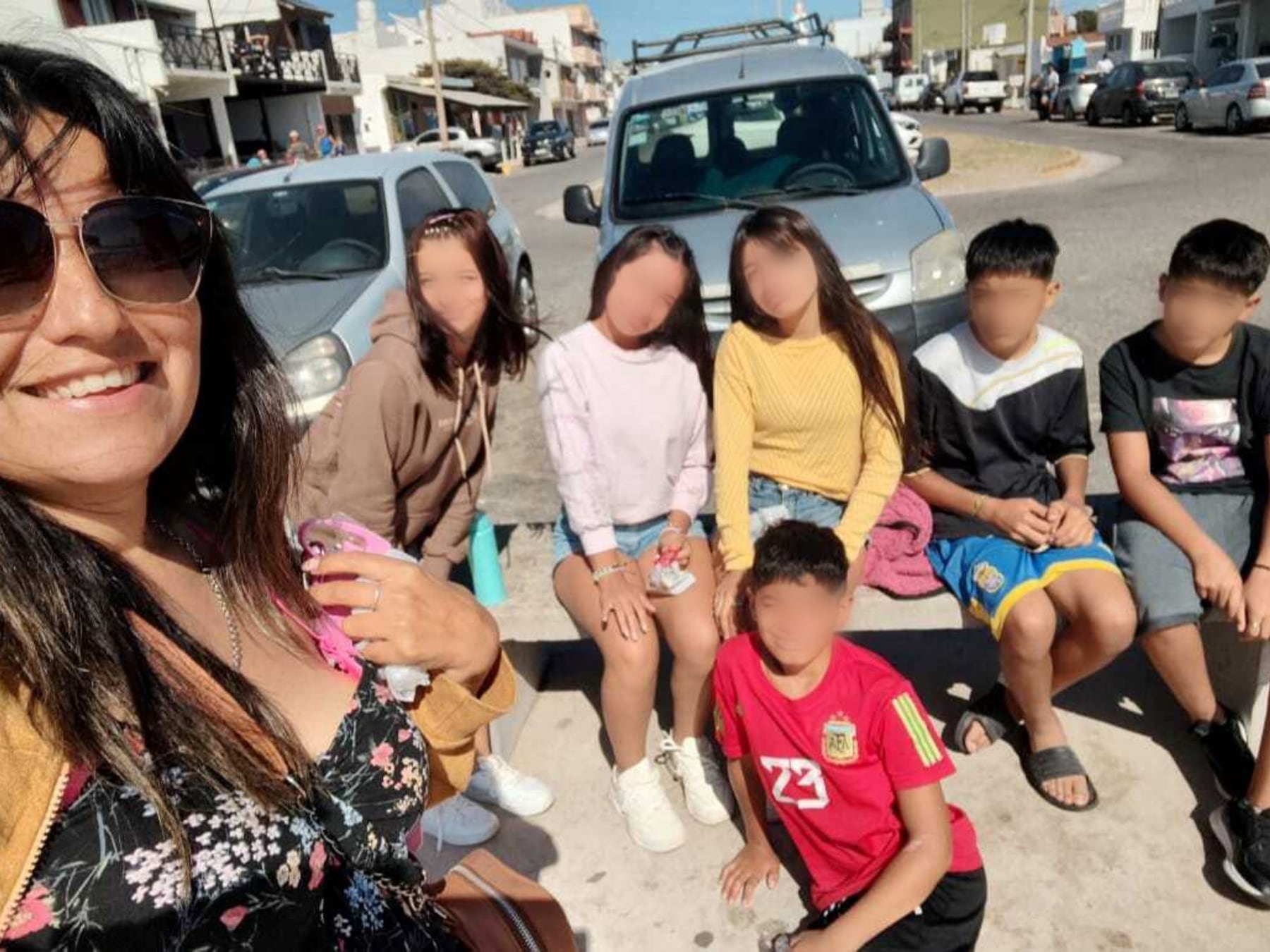 María Laura, la maestra que les enseñó en el aula y terminó criando a seis hermanos: hoy son nueve en casa