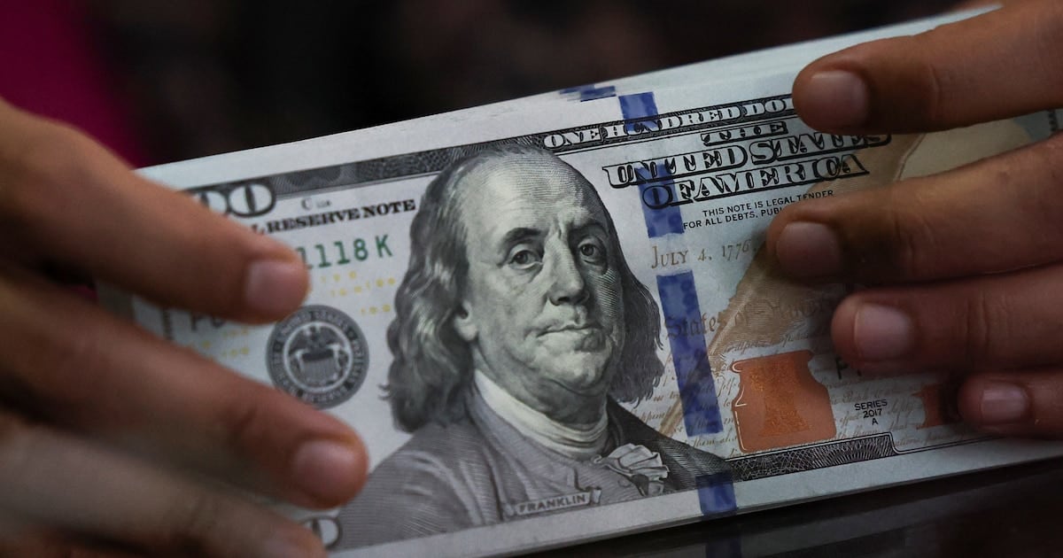 Dólar quieto, pesos en fuga: la brecha cambiaria ya quintuplica a la inflación y se licúa el ahorro en moneda local