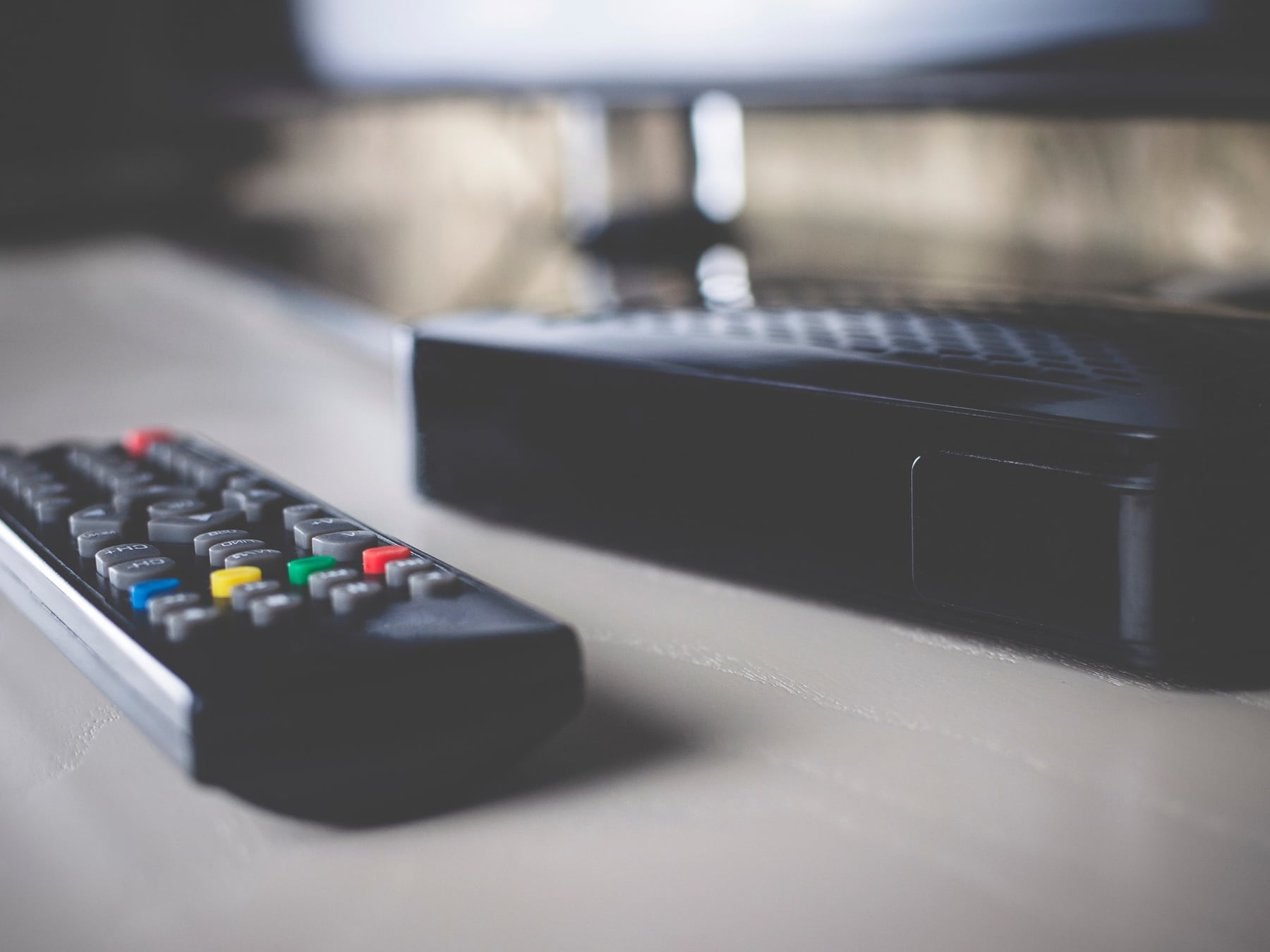 Cuando el aparato que compraste para ver series llega listo para espiarte: la advertencia de dos expertos tras desarmar una TV box