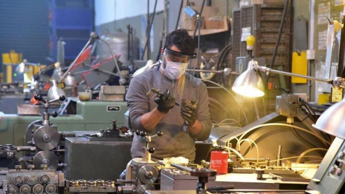 La industria trabaja al 58,5% de su capacidad y la informalidad gana terreno entre los despedidos