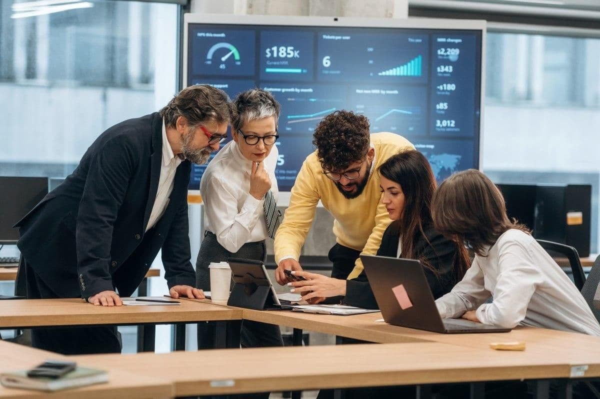 Trece de cada cien empleados venderían la empresa por un click: lo que dice un estudio sobre por qué la seguridad depende de la gente, no del software