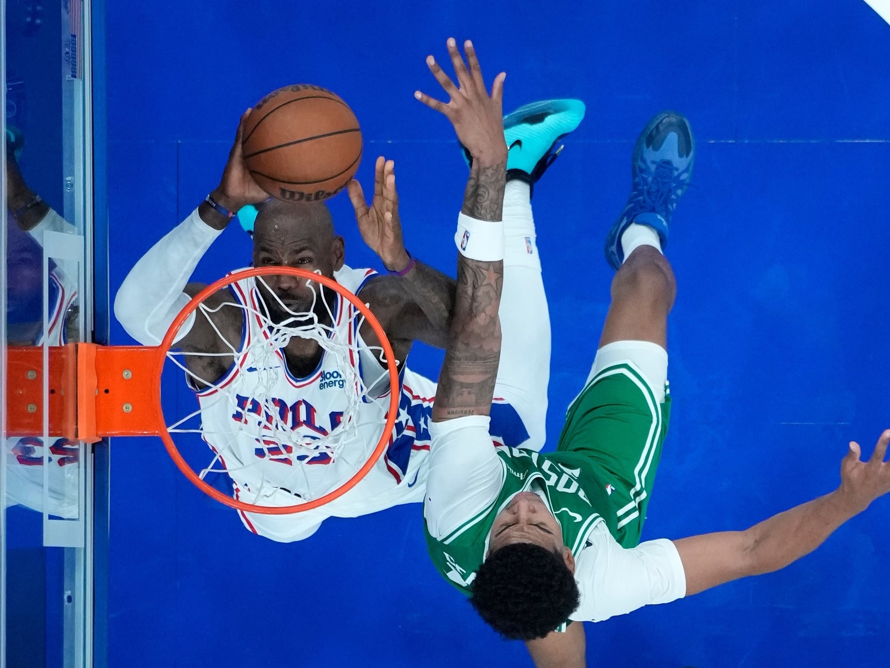 LeBron, 41 años y un alley-oop: Philadelphia ya se rindió a sus pies, aunque la planilla diga otra cosa