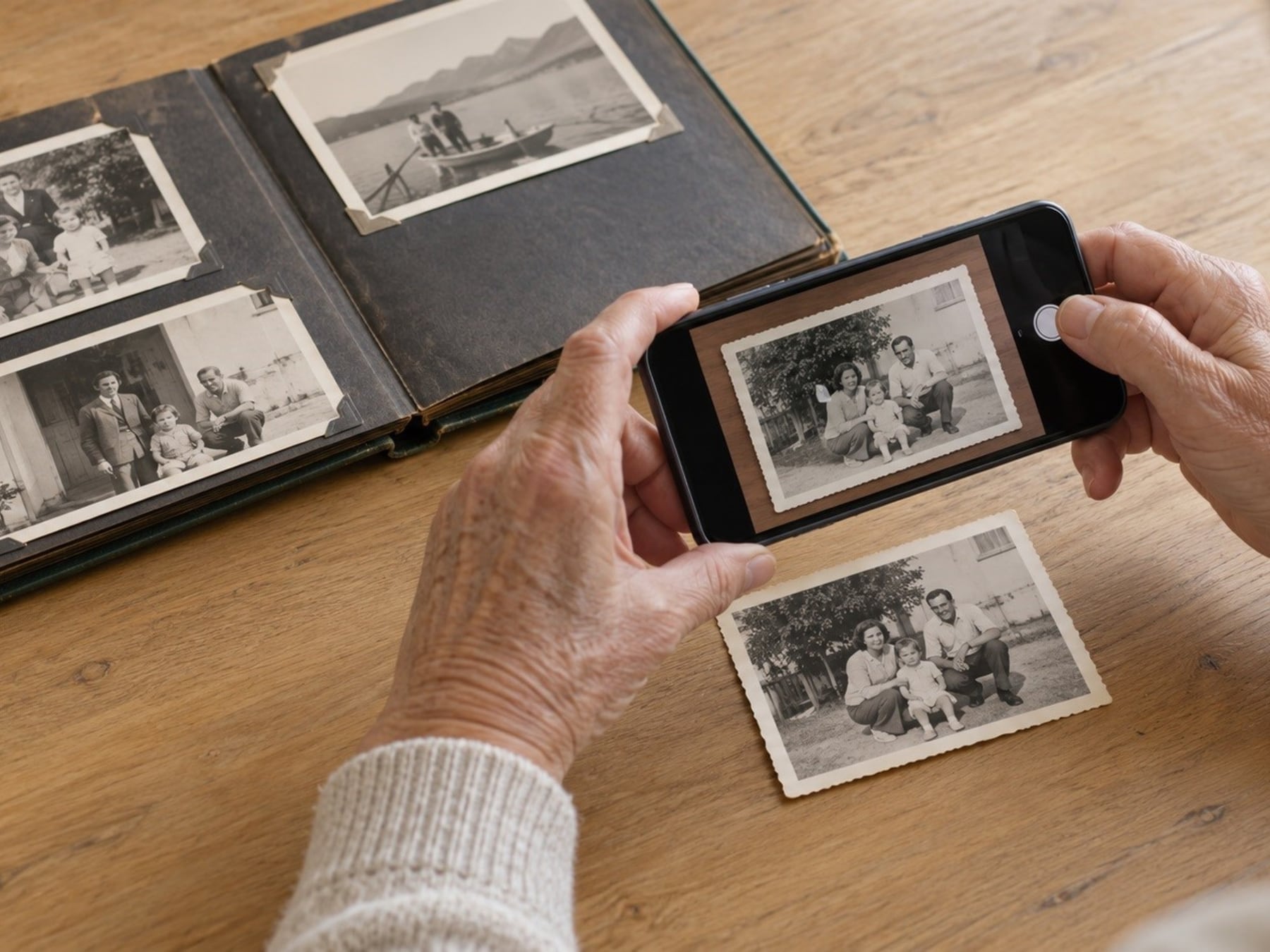 Del cajón al teléfono: cómo pasar las fotos viejas a formato digital sin perder nada en el intento