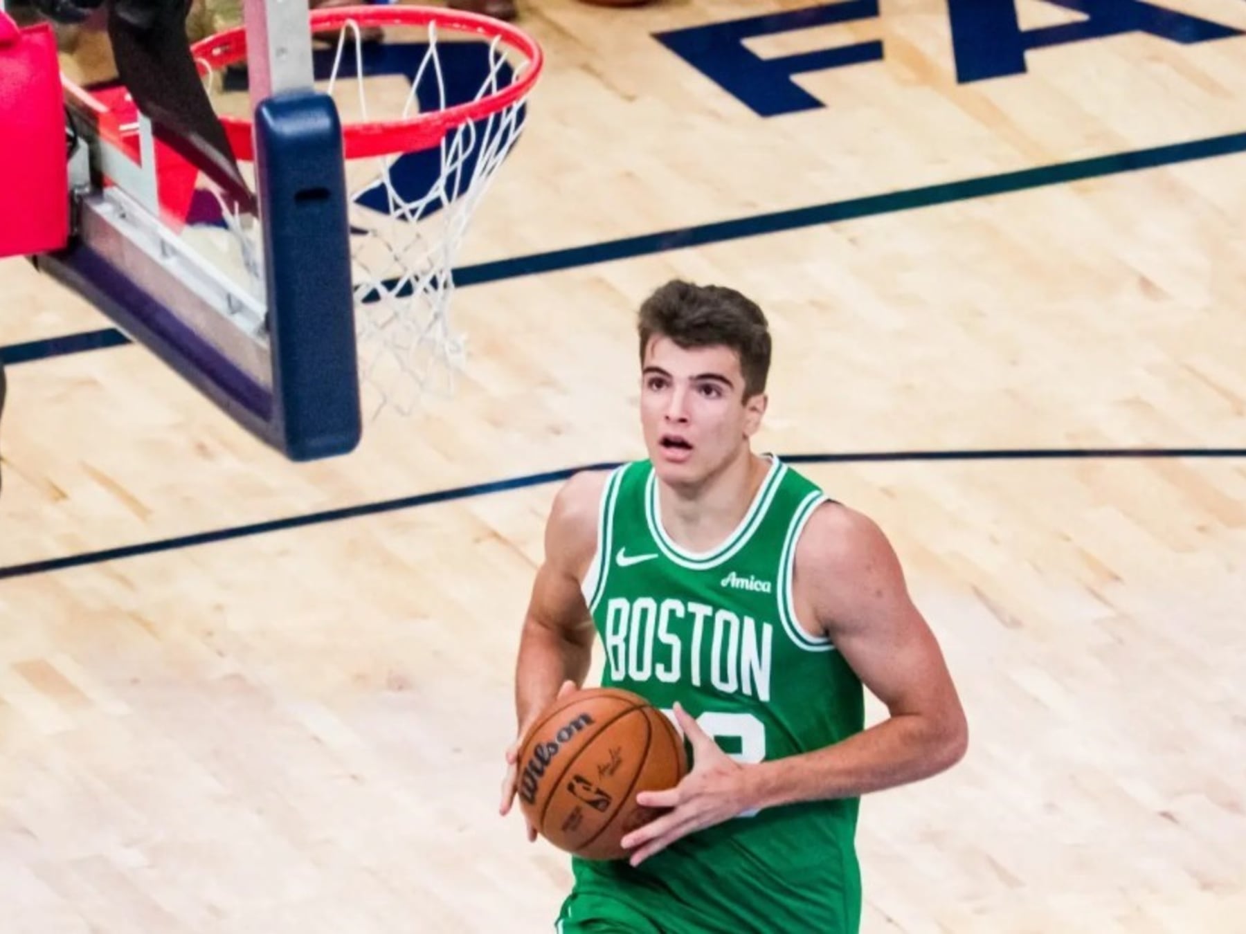 Hugo González, la volcada que incendió las redes y un debate que la NBA no logra apagar