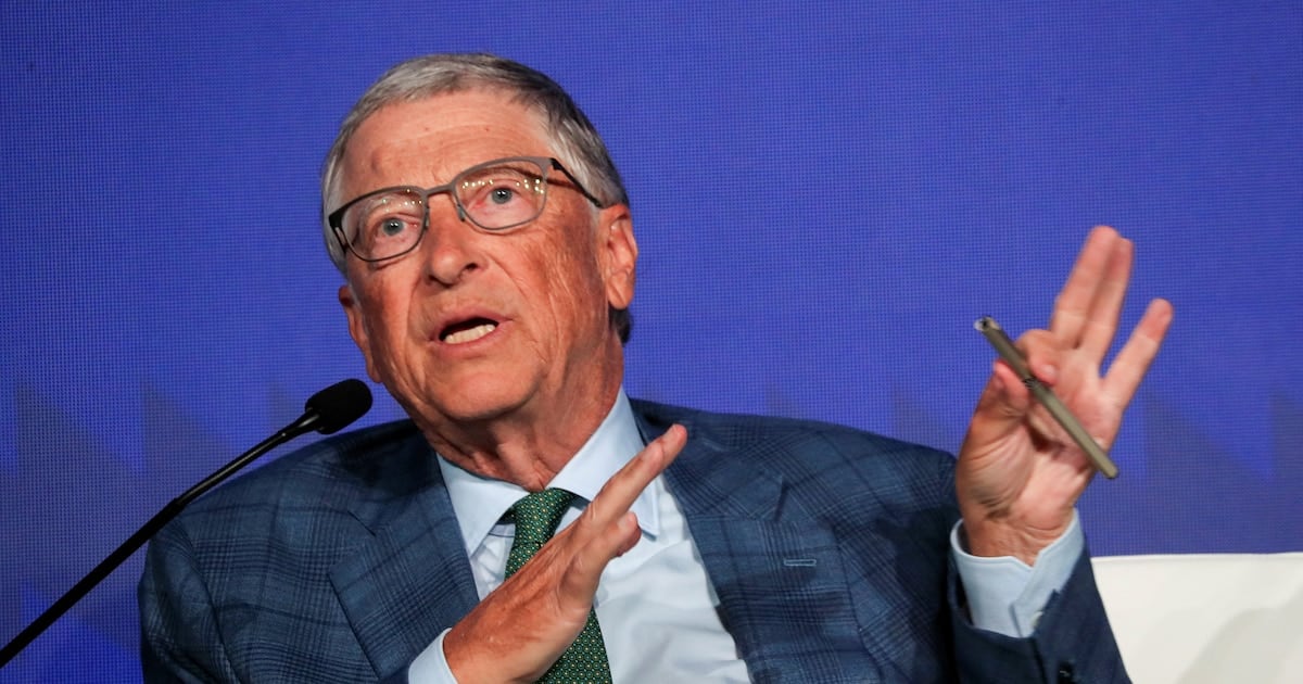 Bill Gates pasó por el Vaticano y volvió a pedir que alguien regule la inteligencia artificial antes de que sea tarde