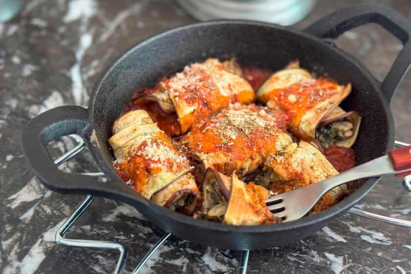 Berenjena que no pide permiso: rollitos al horno, relleno a elección y mesón en treinta minutos