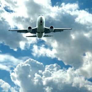 La Argentina mantiene la cima regional en impuestos a los pasajes aéreos y se aleja del promedio de viajes por habitante