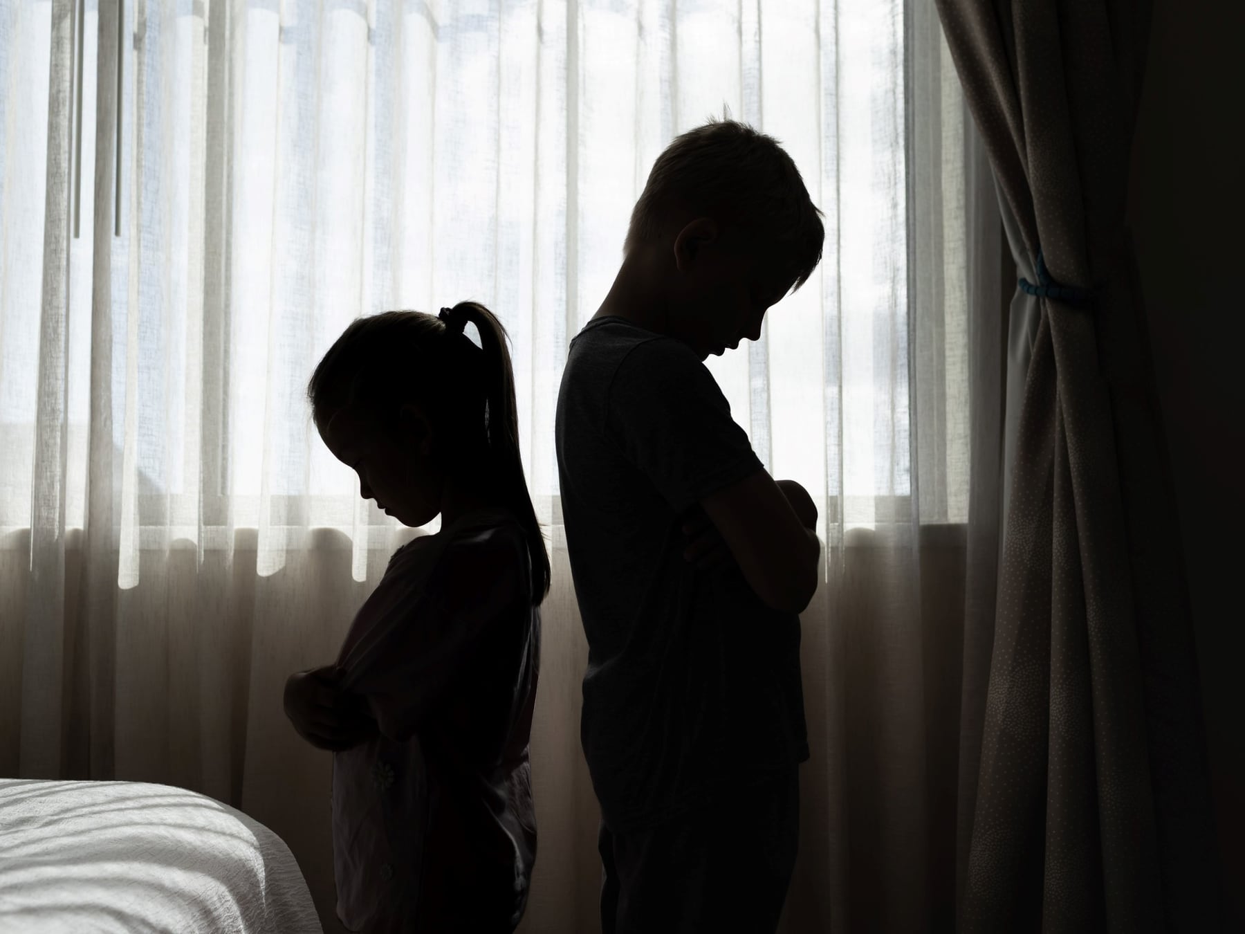 Hermanos bajo el mismo techo, infancias que no se parecen: por qué los recuerdos no coinciden en la adultez