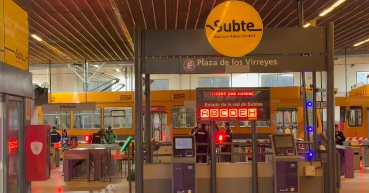 Detienen a dos delegados del subte durante una protesta y la red queda paralizada