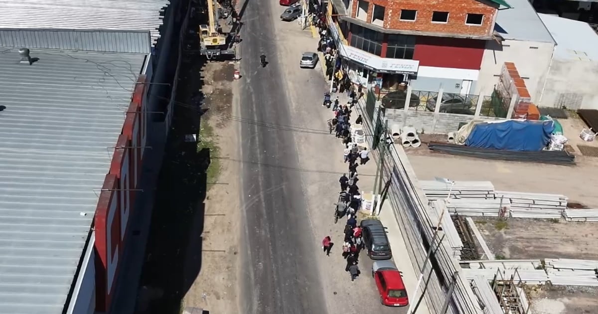 Una convocatoria laboral en EzeizenAlertan Ezeiza dibujó una fila de más de diez cuadras por unos 40 puestos