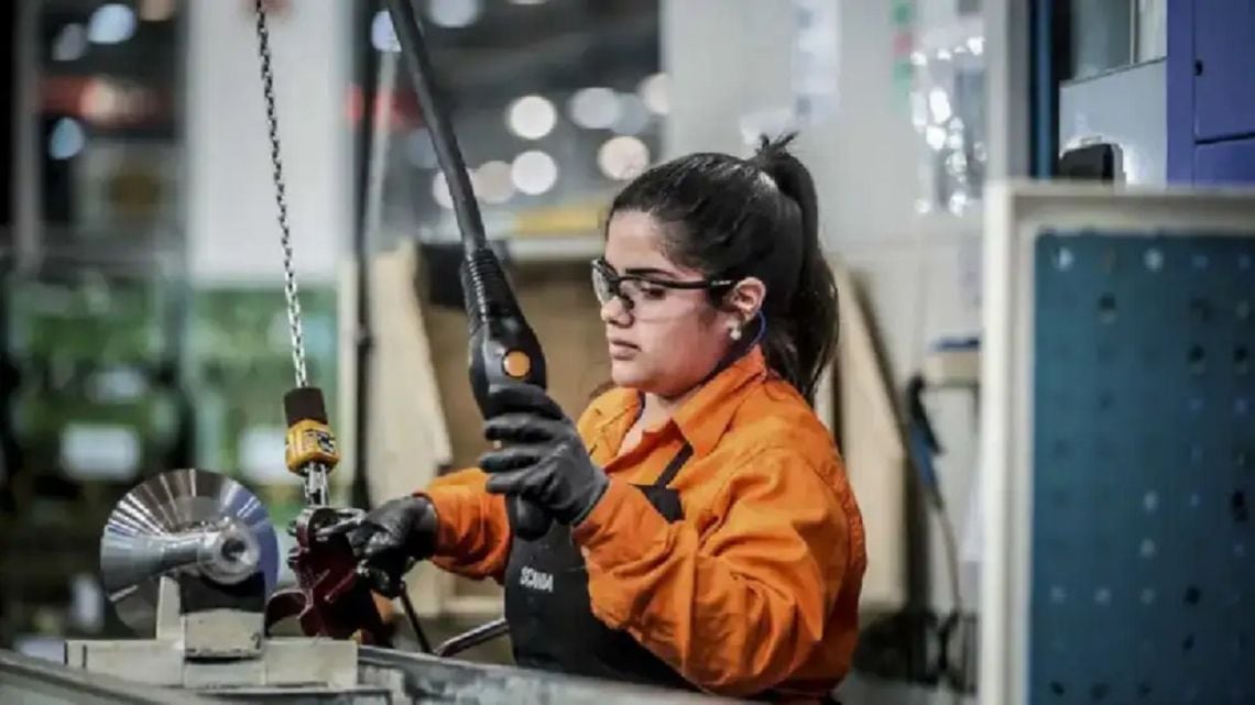 La economía cerró agosto con una mejora mínima y quedó lejos de recuperar el golpe de julio