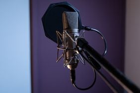 Del suspense en los auriculares a la pantalla: Relatos de la Noche llega a Disney+