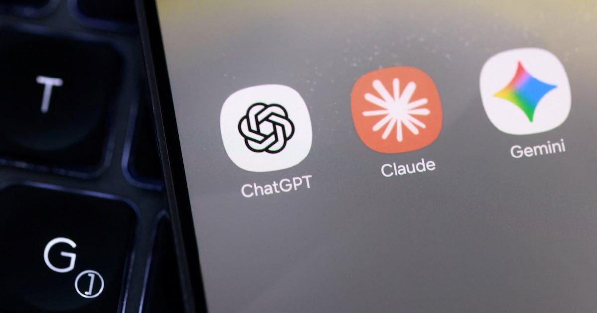 La carrera de los asistentes de inteligencia artificial cambia de leaderboard: ChatGPT conserva la punta, pero ya no la tiene sola
