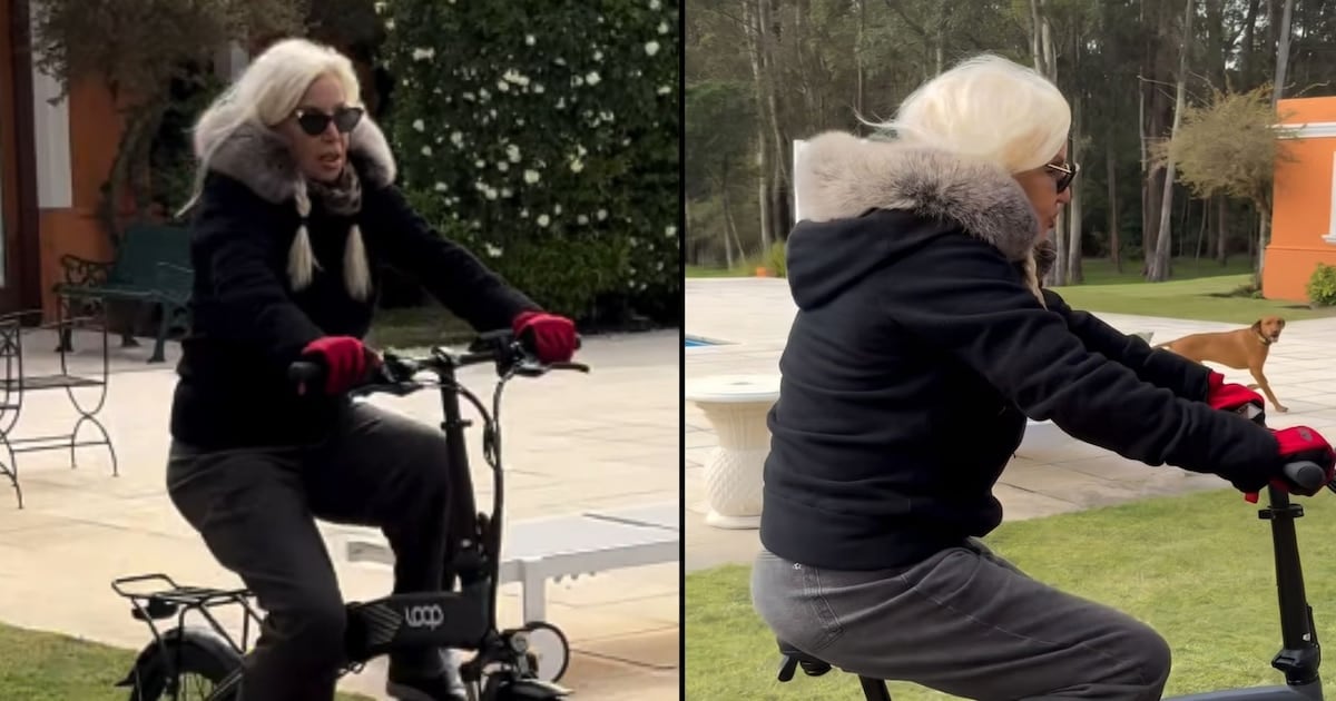 Susana Giménezullevo una bicicleta por los jardines de su casa de Punta del Este