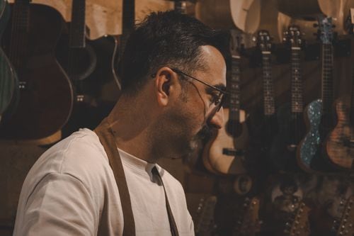 El oficio de la madera y el sonido en un taller de Neuquén