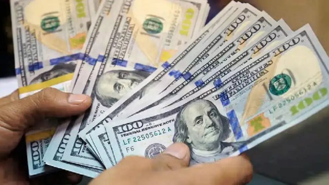 El dólar informal cerró a $1.575 y las cotizaciones para operar en el exterior superaron los $1.670