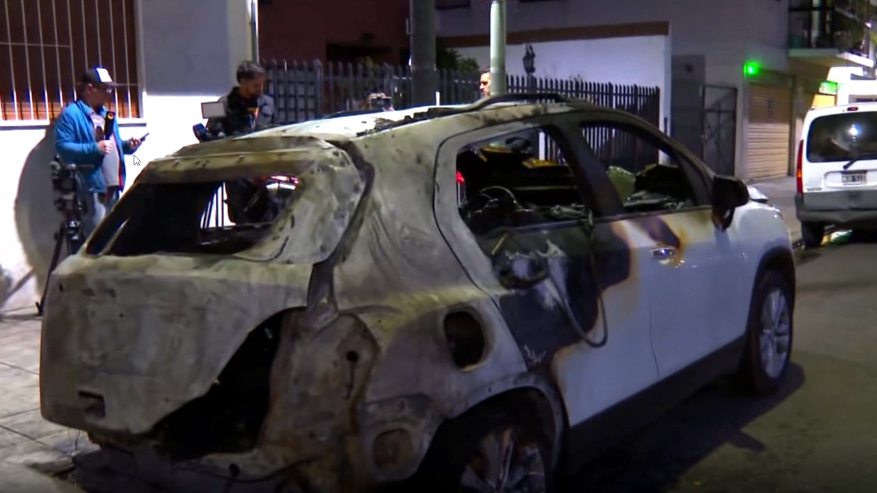 Dos vehículos ardieron tras el accionar de un quemacoches en Villa del Parque