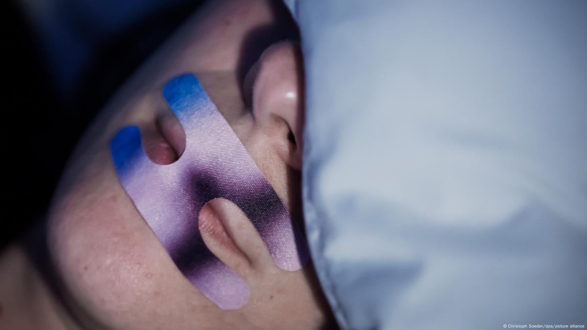 Alertan por moda viral de dormir con cinta en la boca