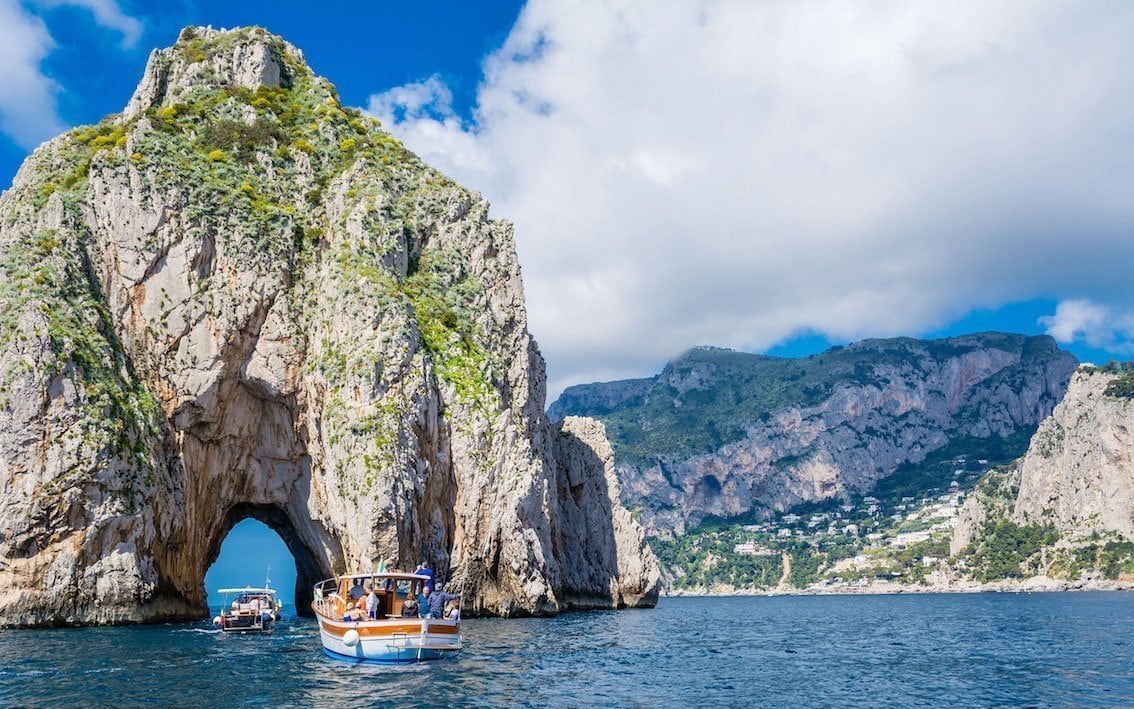 Capri entre luces y sombras: secretos y tensiones en la isla