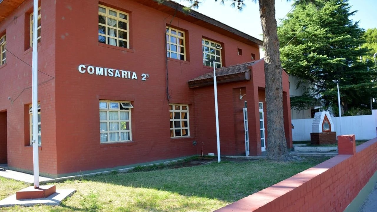 Denuncian que en la Comisaría Segunda hay superpoblación de presos sin agua, baño, luz ni camas