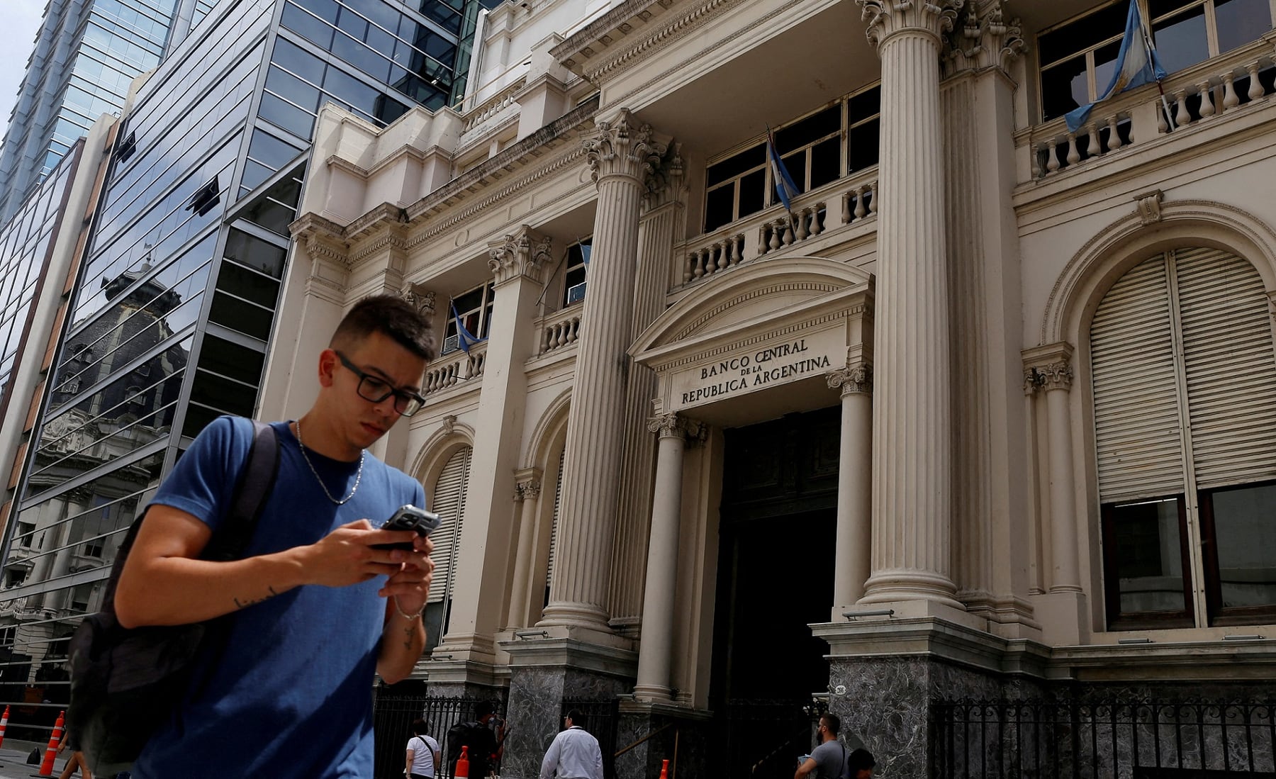 El Gobierno frena colocación de bonos por USD 1.000 millones al mes