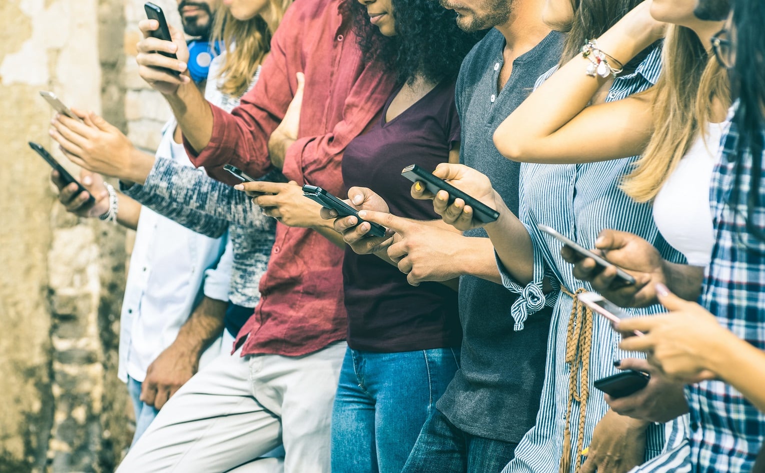 Alucinaciones, desapego de la realidad y agresividad: consecuencias por el uso excesivo del celular