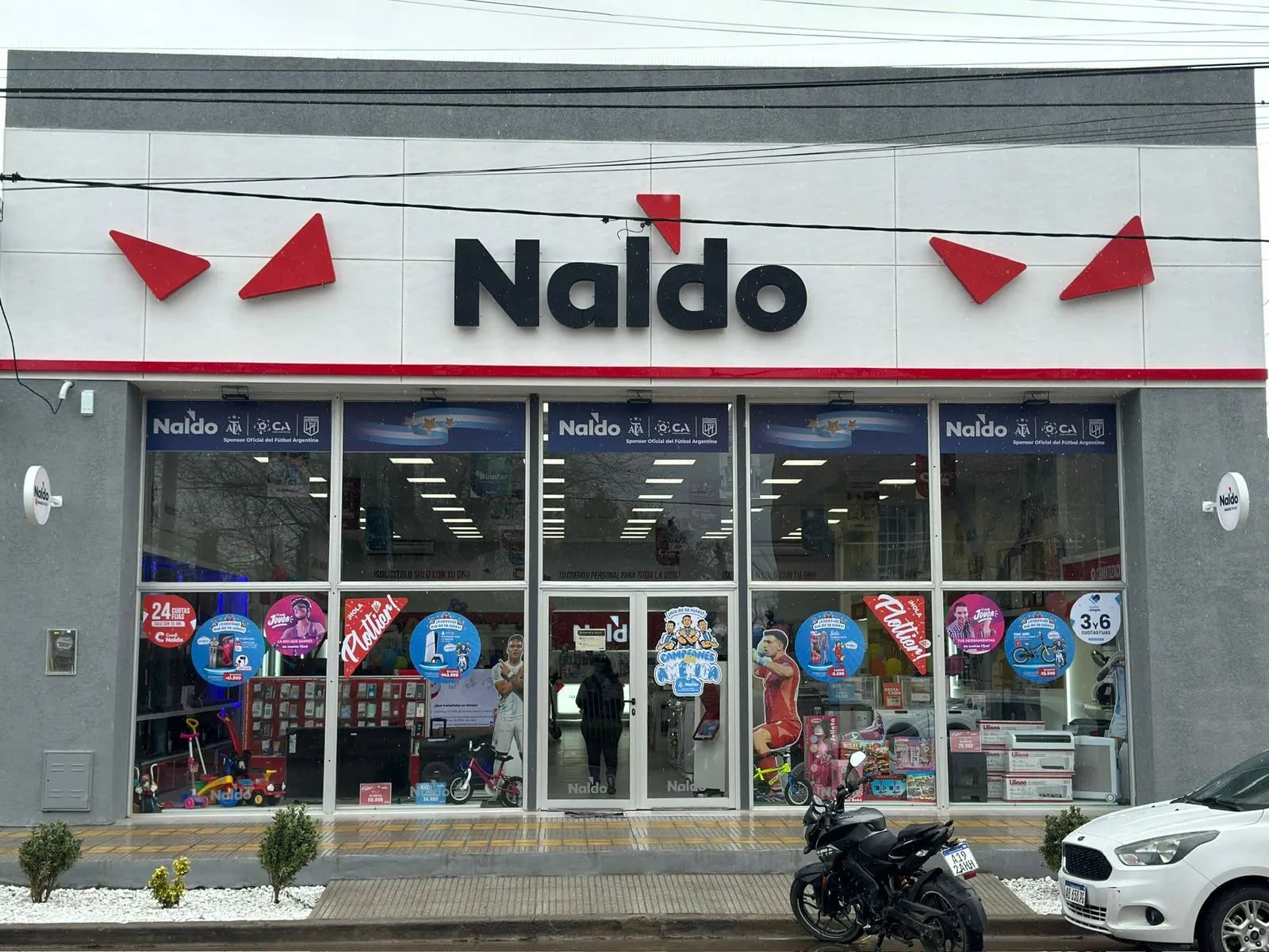 Reventaron la vidriera de Naldo Plottier para llevarse motos a una cuadra de la comisaría