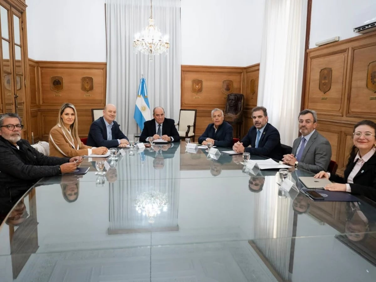 Con foco en educación, el Gobierno retomó las mesas del Pacto de Mayo con empresarios y sindicalistas