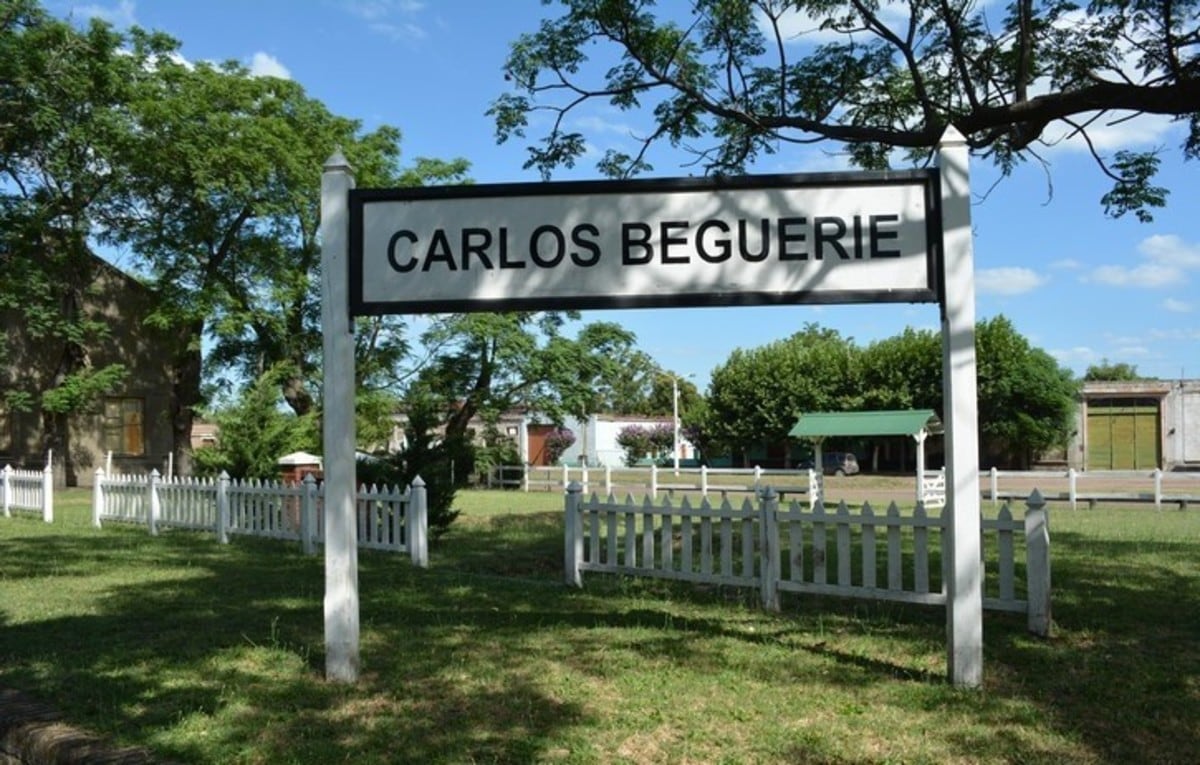 Dos historias de amor y el pueblo transformado en una pieza artística con un genio catalán como espejo