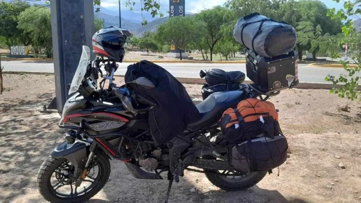 Les robaron la moto a turistas salteños en pleno centro de Neuquén y quedaron varados