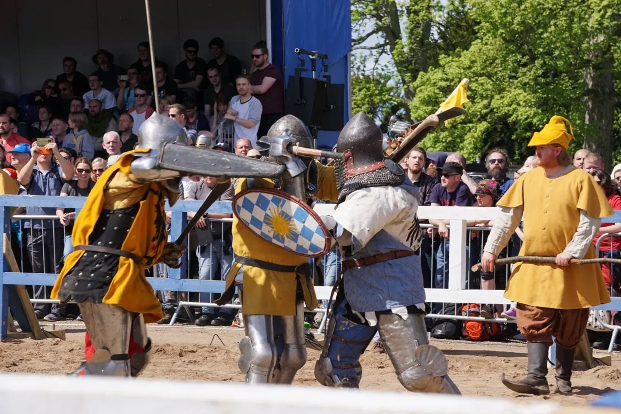 Armaduras, hachas y cientos de guerreros: Combate Medieval, el brutal deporte que busca expandirse en la Argentina