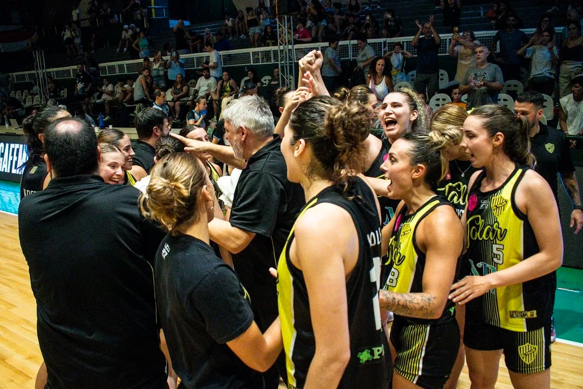 Indignación en el básquet femenino: grabaron a jugadoras mientras se bañaban