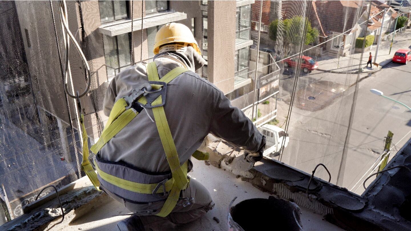 Junio mostró caída en el empleo privado y aumento en el sector público