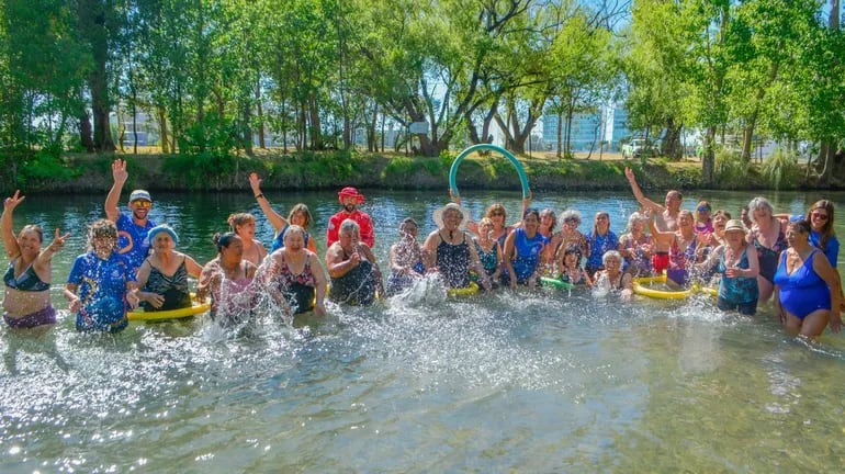Juegos, bailes, deportes y el río Limay: cómo viven los adultos mayores la colonia de verano