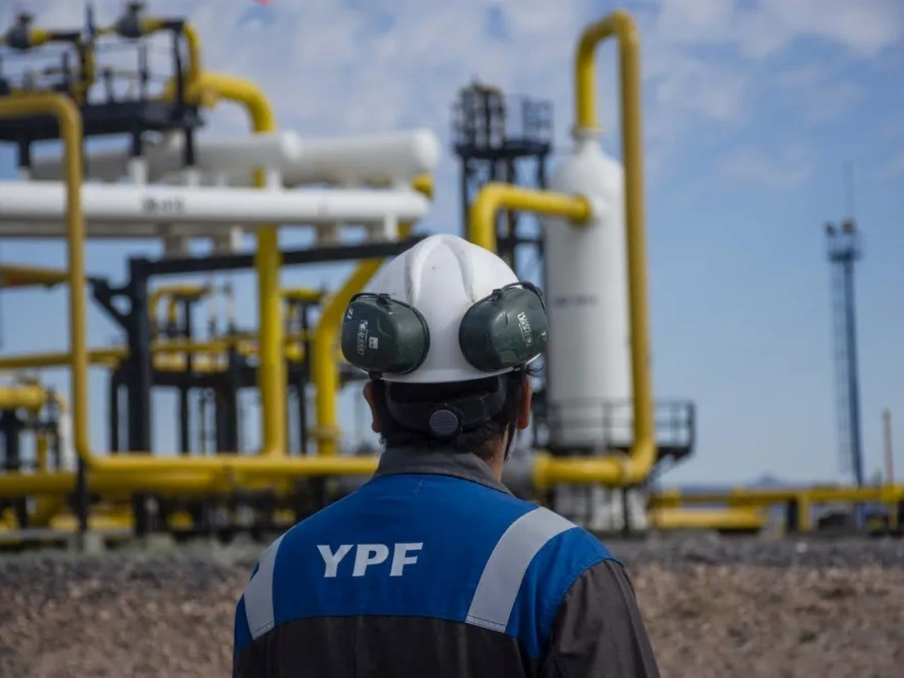 YPF concretaría acuerdos de exportación de GNL por U$S 7.000 millones