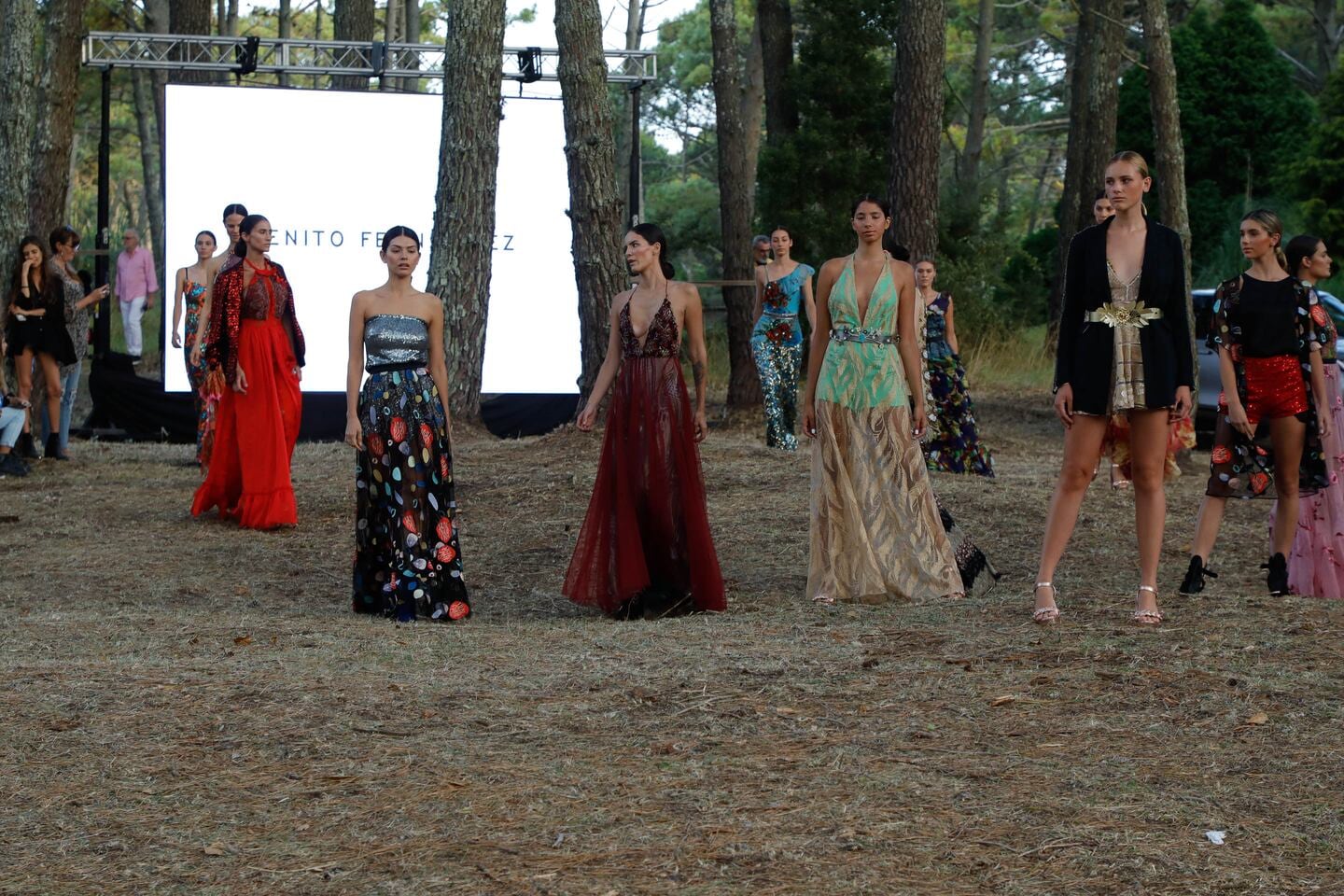 Diseño de élite en plena naturaleza: los grandes de la moda argentina brillaron en una pasarela entre los árboles.