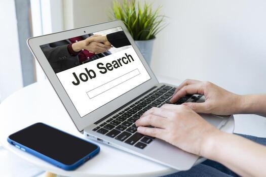 El empleo informal creció y la Argentina tiene 241.000 asalariados privados menos