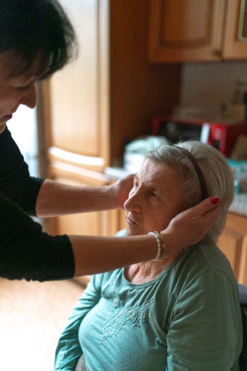 Cuidar a un mayor en casa: qué pasa cuando la familia no alcanza
