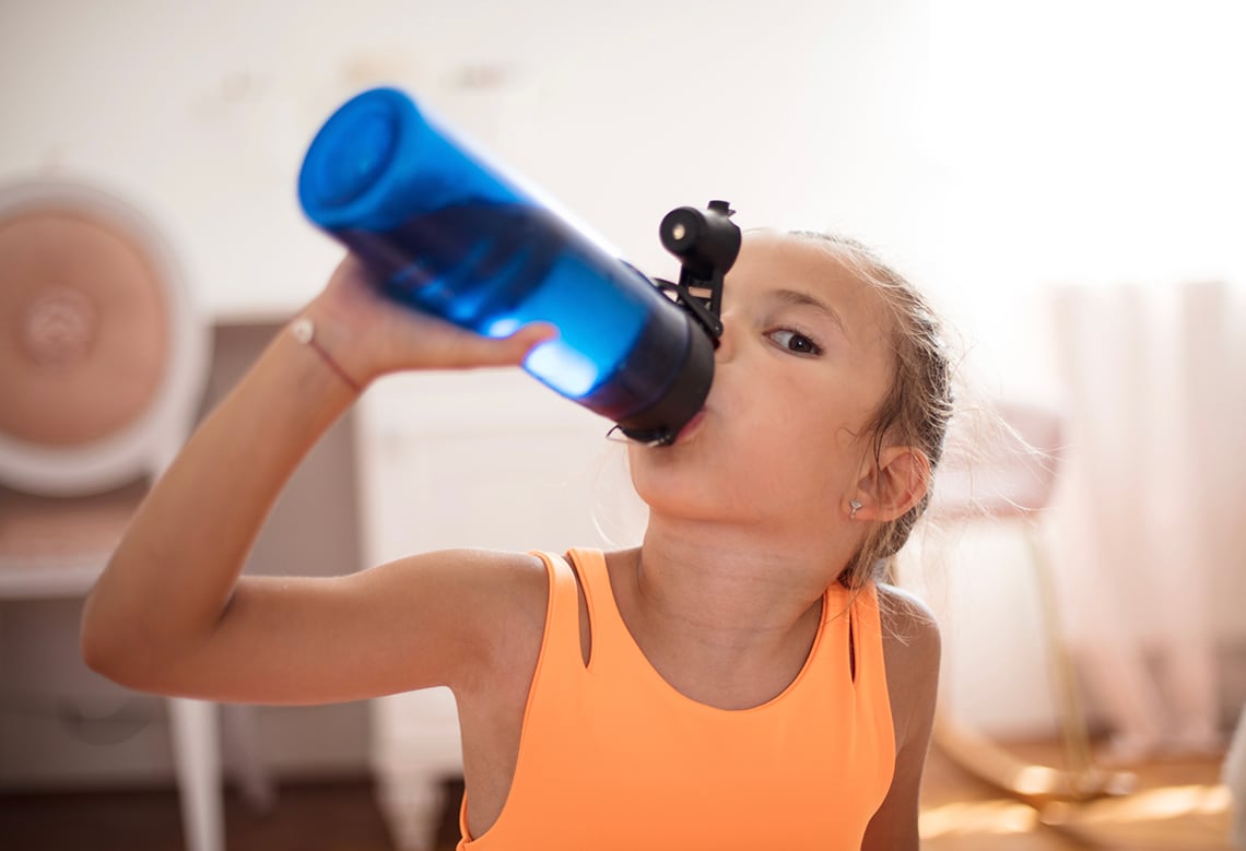 Hidratación en niños y adolescentes: cuáles son las alternativas más saludables, según los expertos
