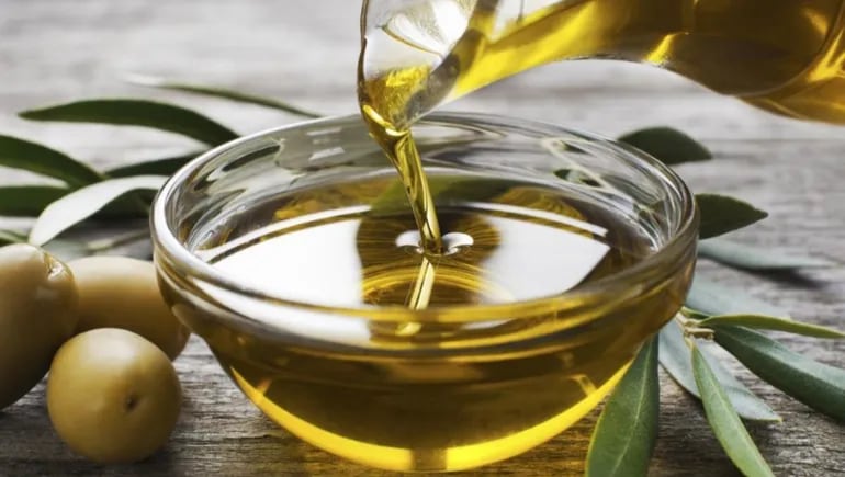 La verdadera razón por la que nunca debes tirar el aceite usado por las cañerías